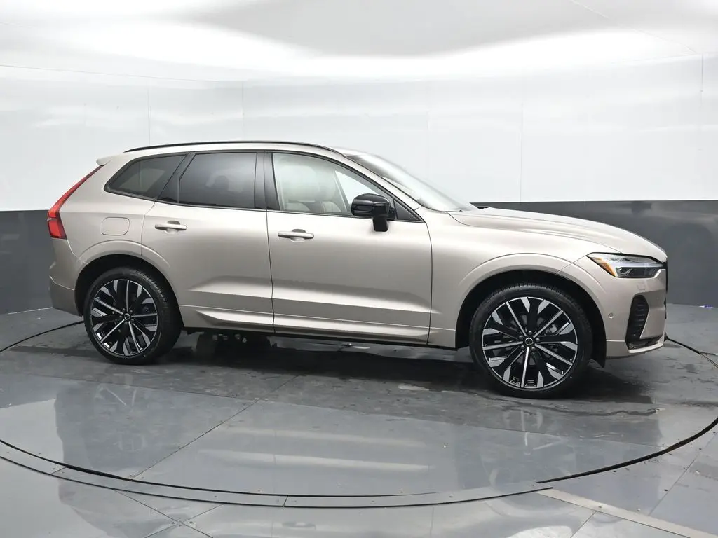2026 Volvo - image 3