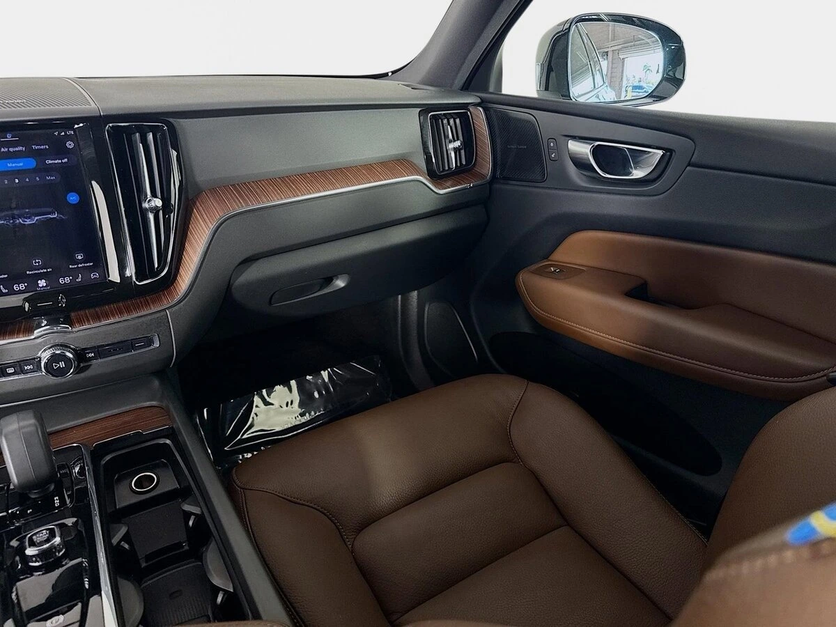 2023 Volvo - image 26