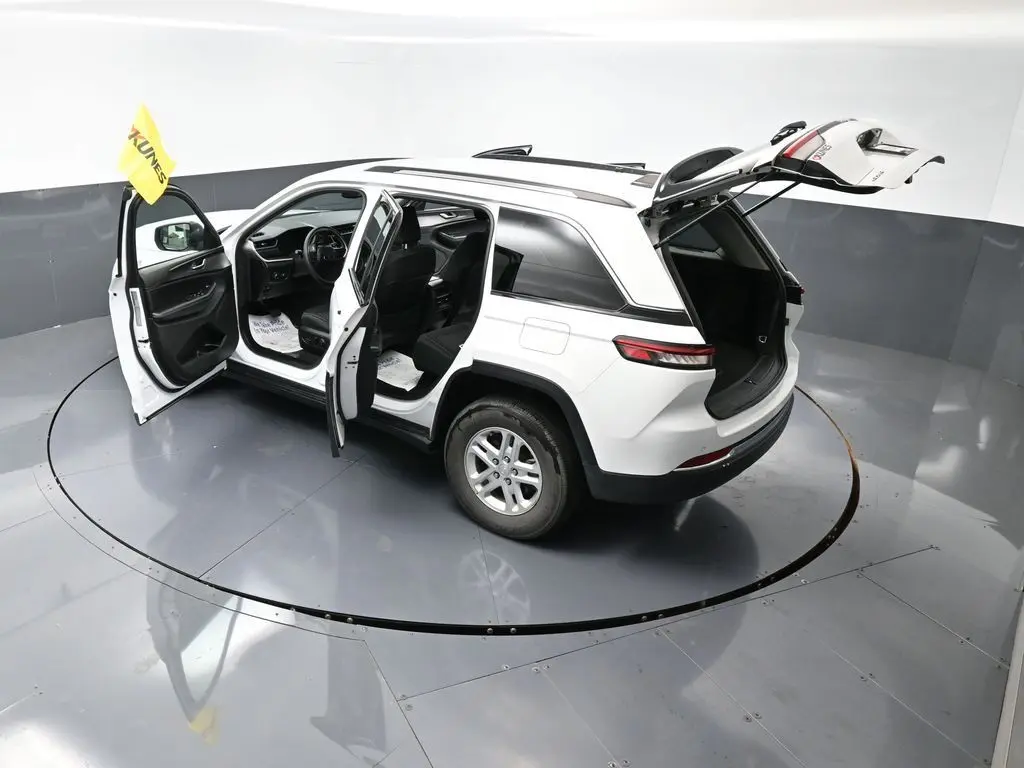 2023 Jeep Grand Cherokee Laredo photo 23