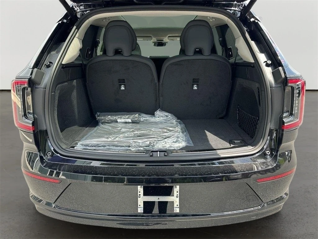 2025 Volvo - image 14