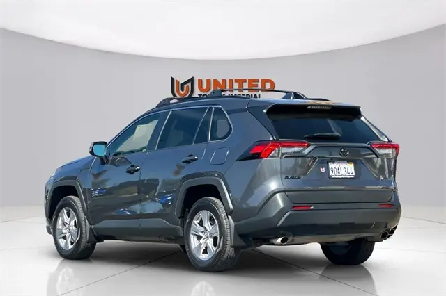 2022 Toyota RAV4 XLE photo 2