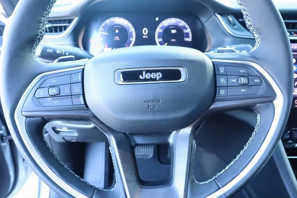 2025 Jeep Grand Cherokee Limited photo 3