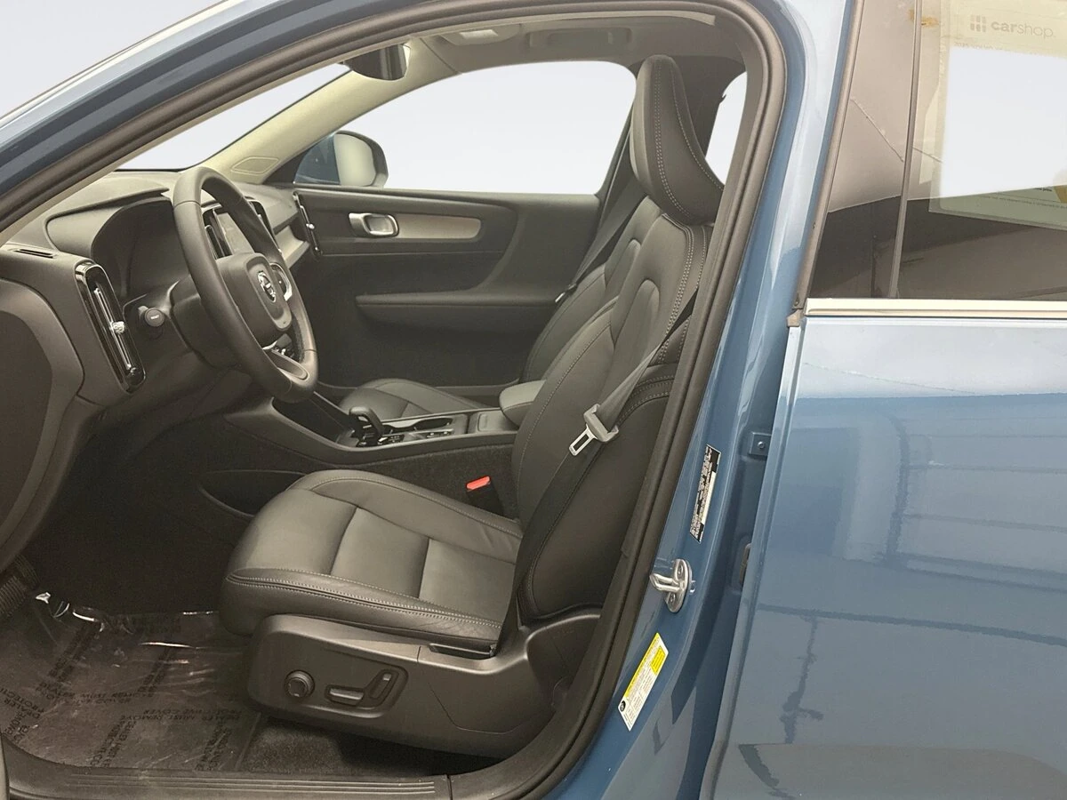 2025 Volvo - image 11