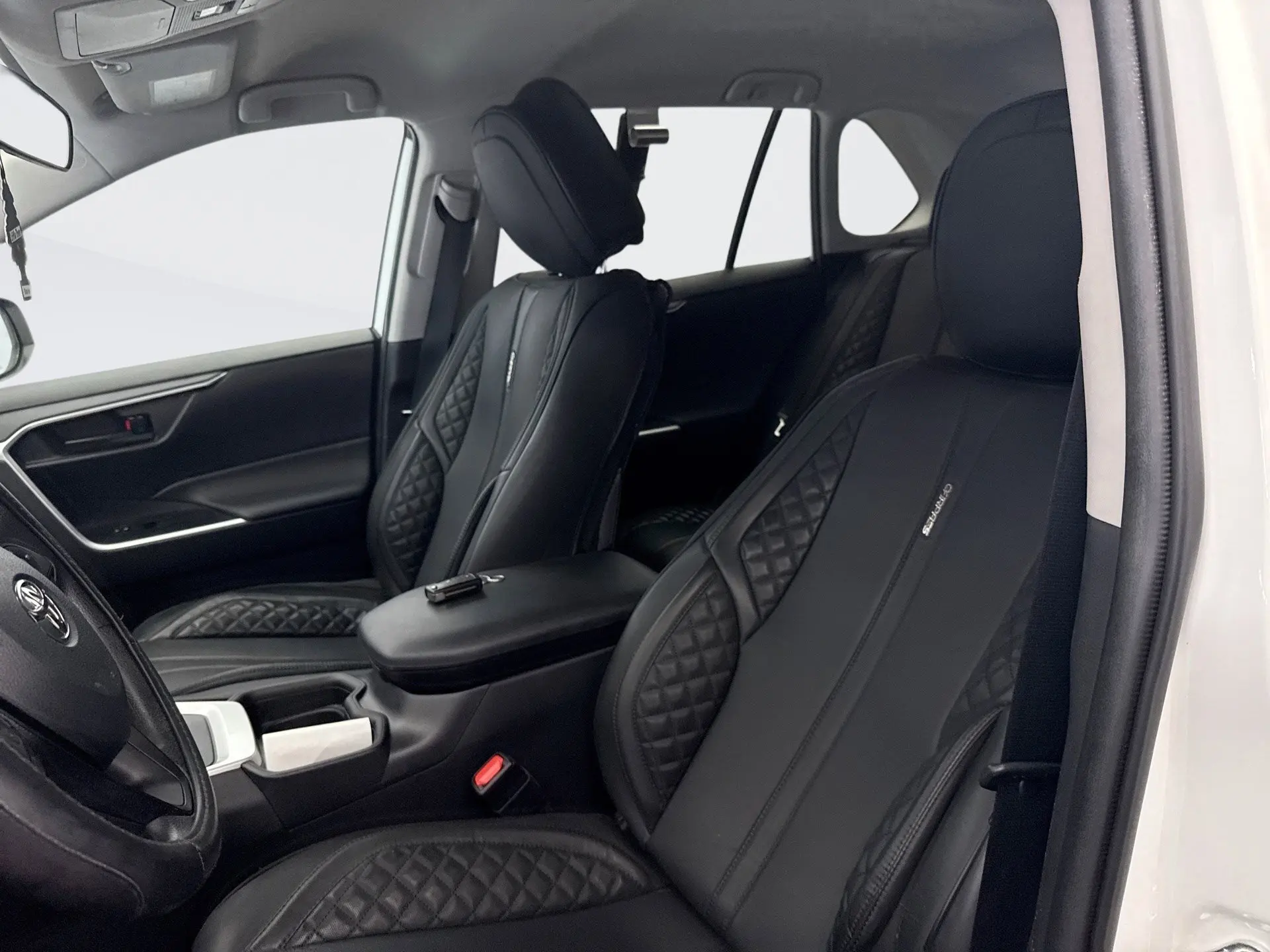 2021 Toyota RAV4 LE photo 8