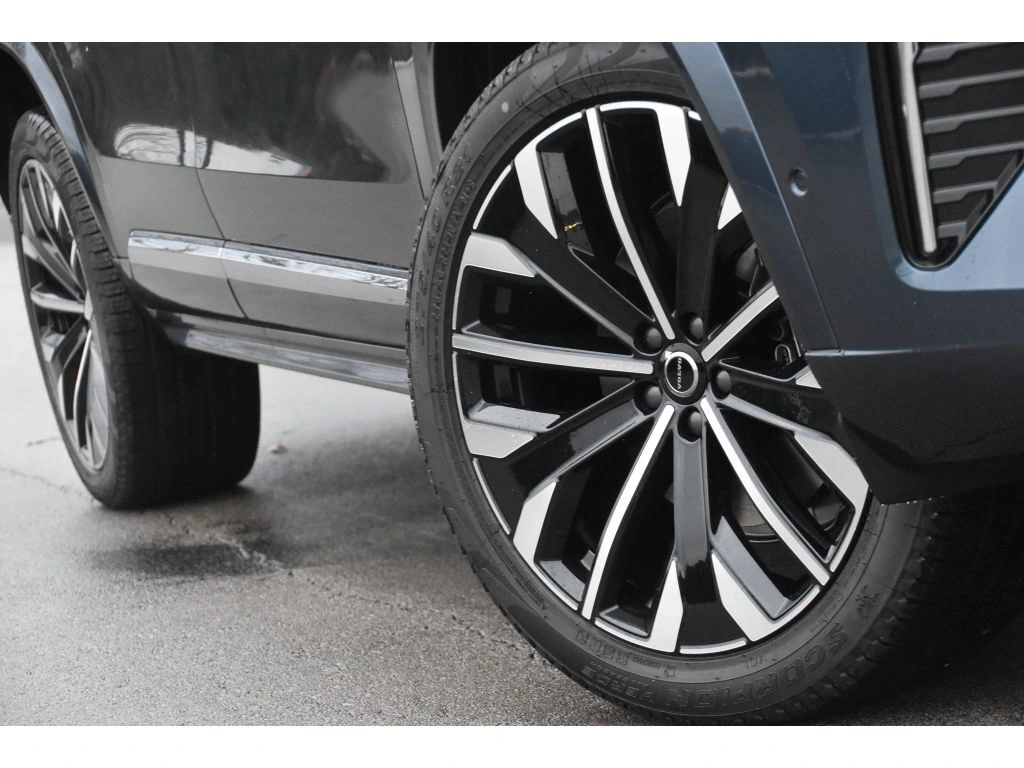 2026 Volvo - image 7