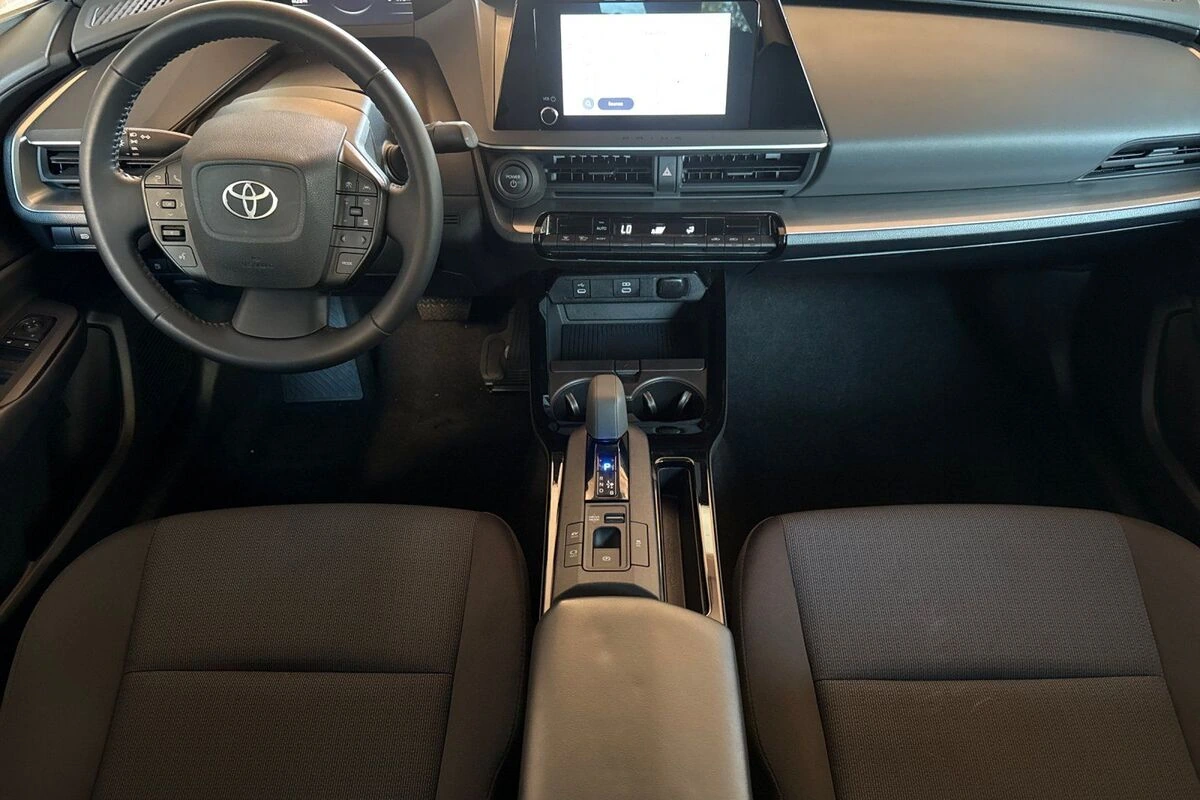 2025 Toyota Prius LE - Photo 13