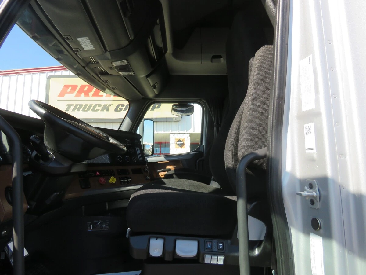 2022 Freightliner Cascadia - image 14