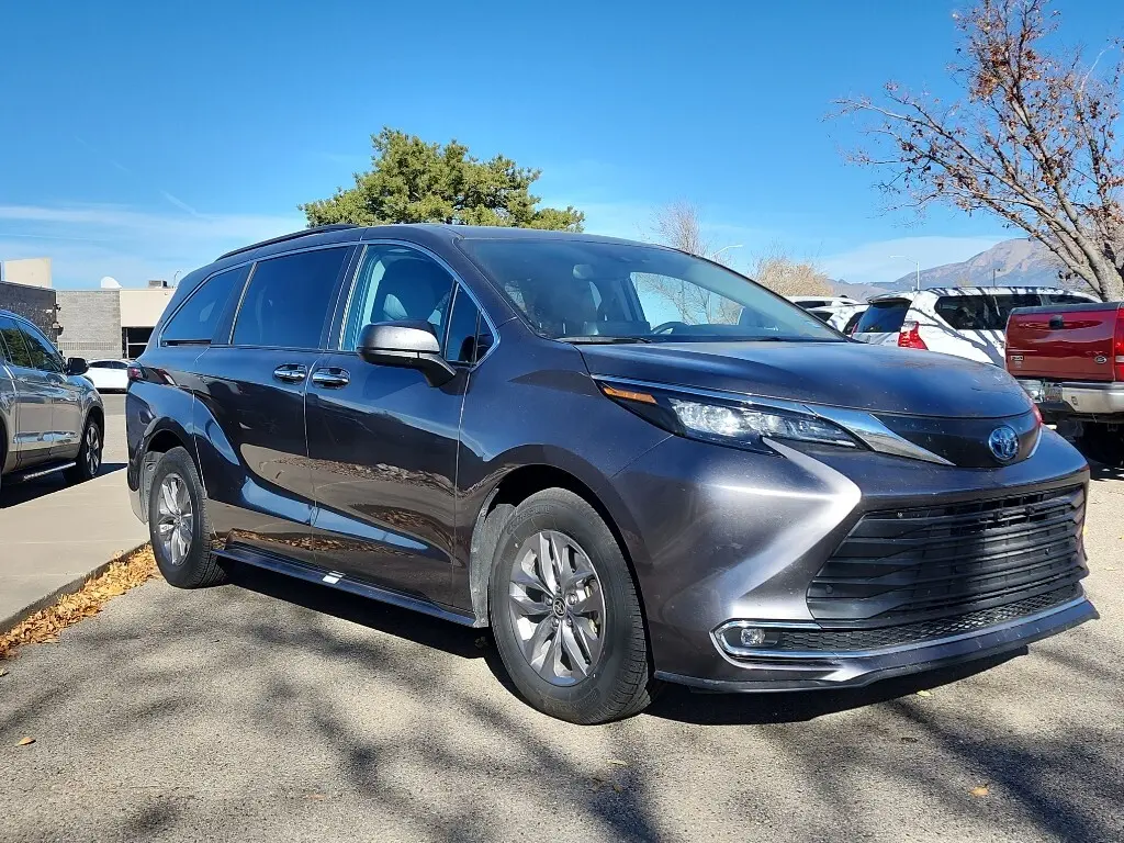 2024 Toyota Sienna XLE's photo