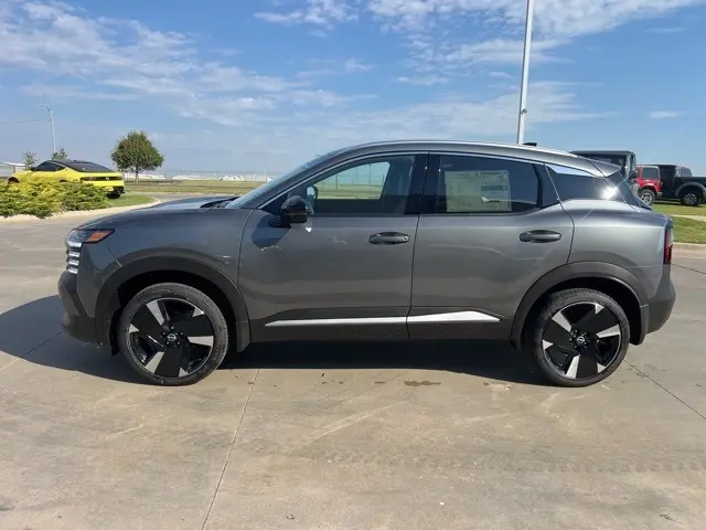 2026 Nissan Kicks SR photo 2