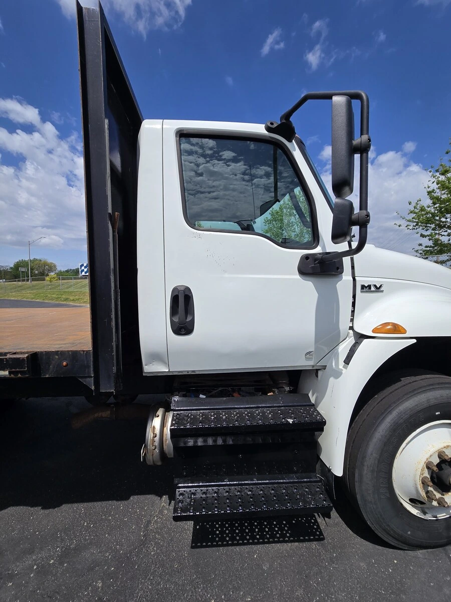 2021 International MV - image 2