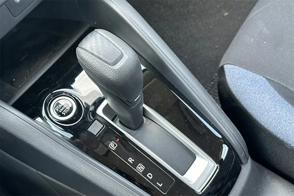 2025 Nissan Versa 1.6 SV photo 16