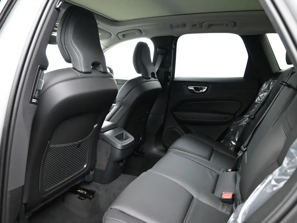 2025 Volvo - image 24