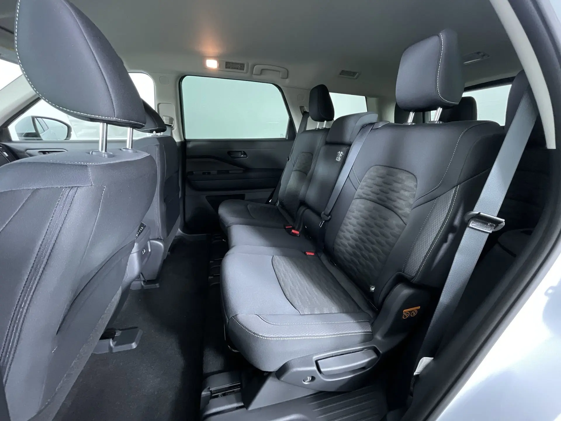 2025 Nissan Pathfinder SV photo 18