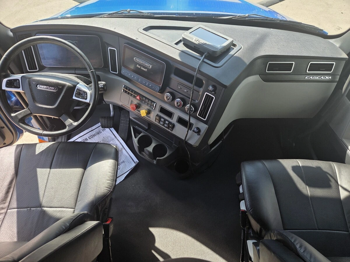 2023 Freightliner Cascadia - image 7