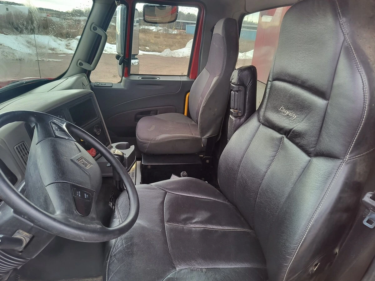 2018 International - image 6