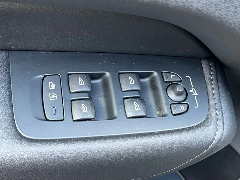 2025 Volvo - image 21
