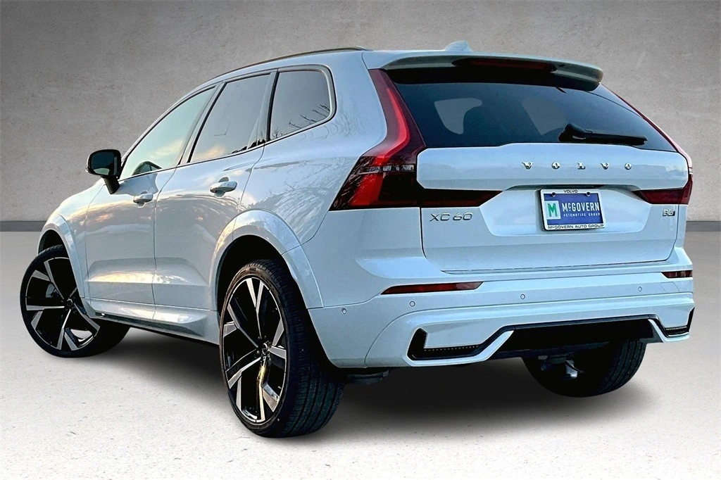 2026 Volvo - image 3