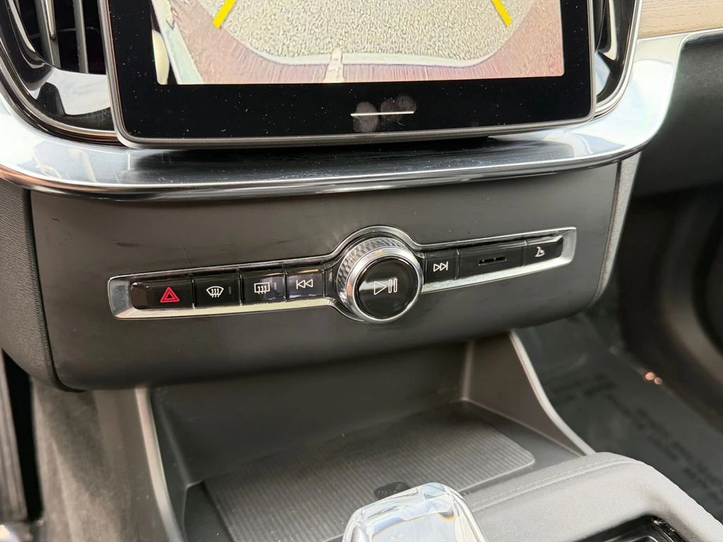 2025 Volvo - image 23