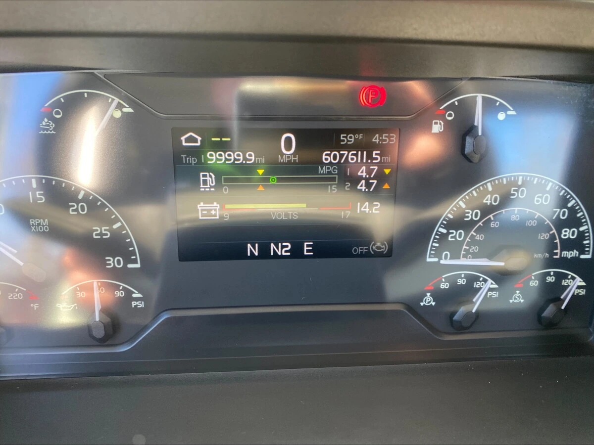 2018 Volvo VNL 860 - image 15