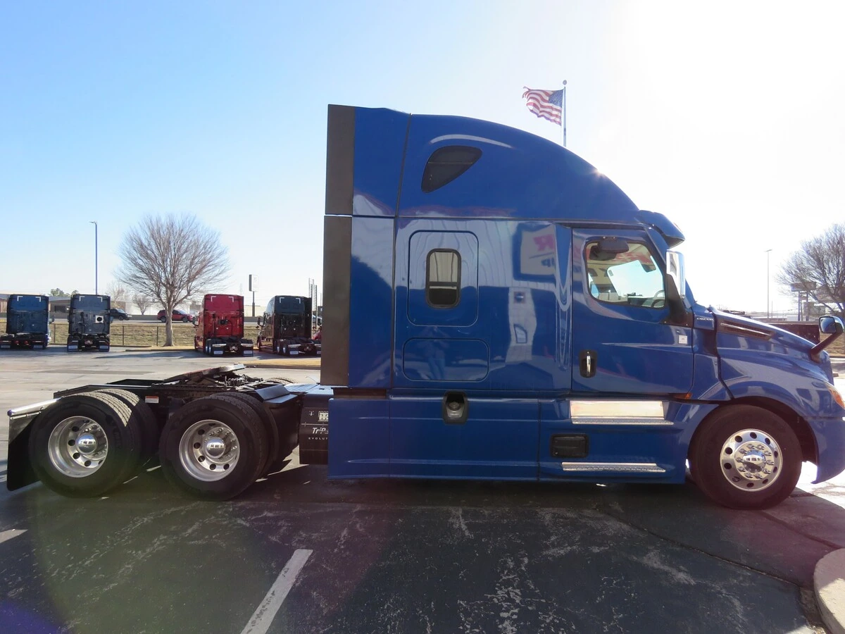 2022 Freightliner Cascadia - image 9