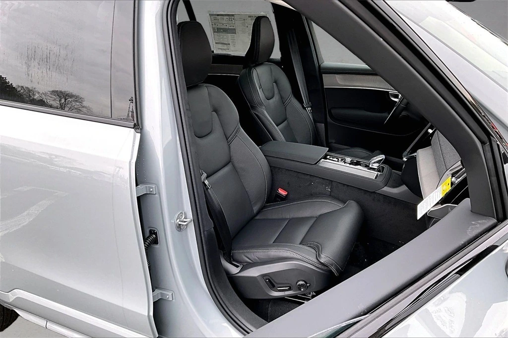 2026 Volvo - image 11