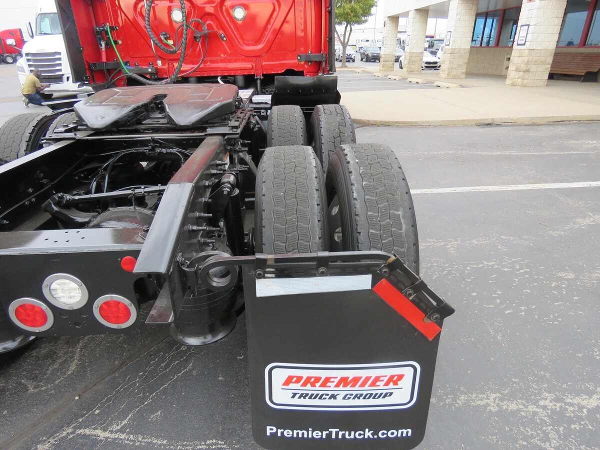 2023 Freightliner Cascadia — photo 6