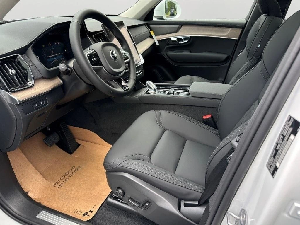 2025 Volvo - image 18