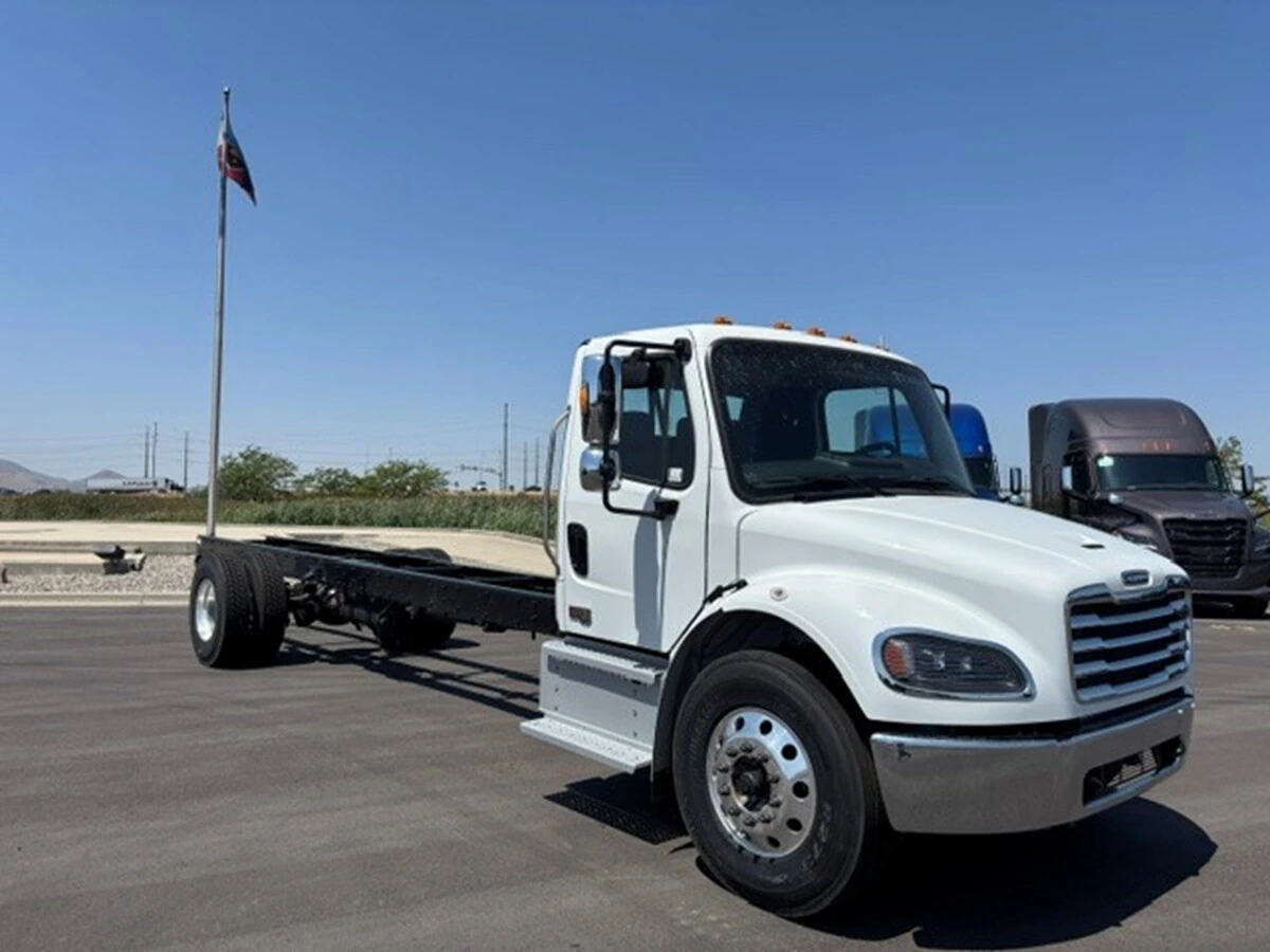 2027 Freightliner M2 106 — photo 3