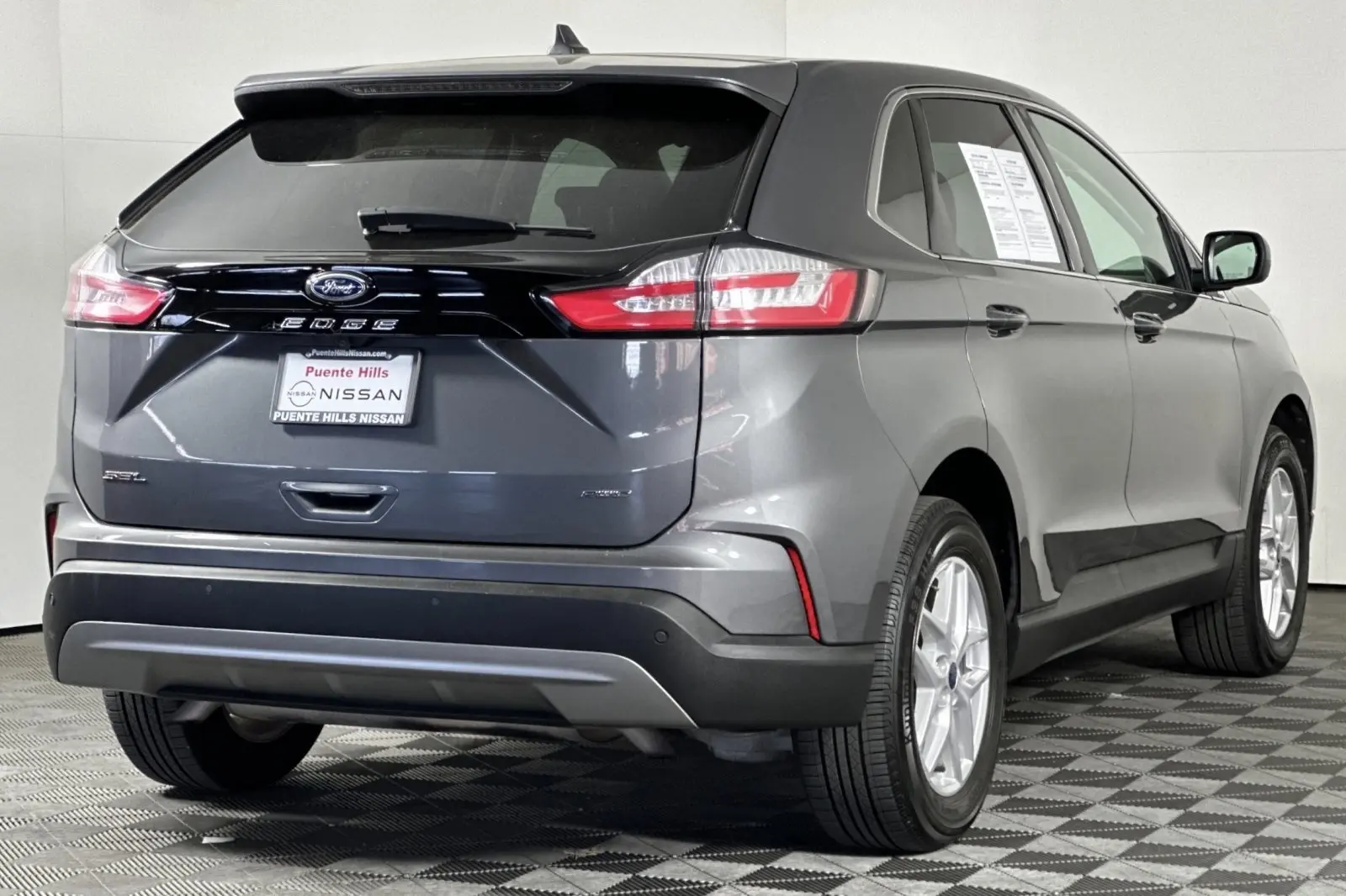 2023 Ford Edge SEL photo 3