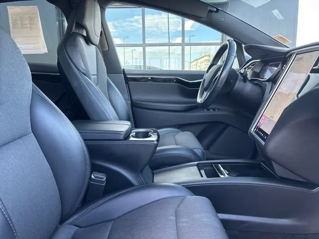 2017 Tesla Model X 75D photo 11