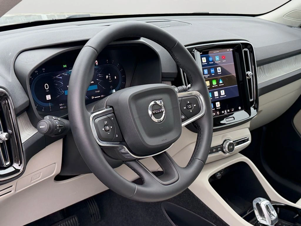 2025 Volvo - image 18