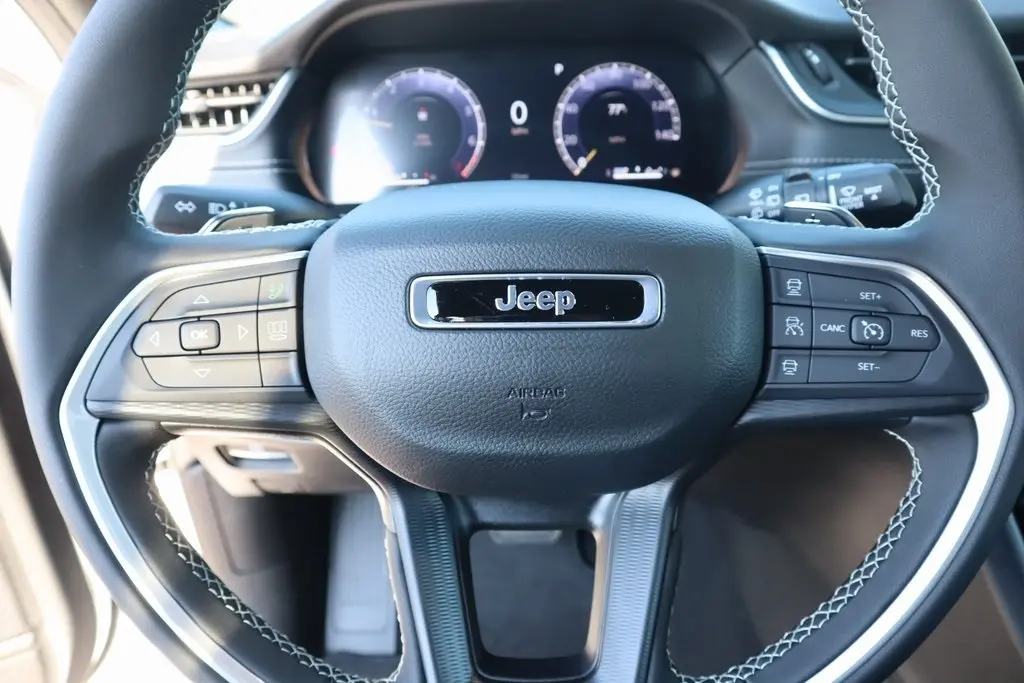 2025 Jeep Grand Cherokee Laredo photo 3