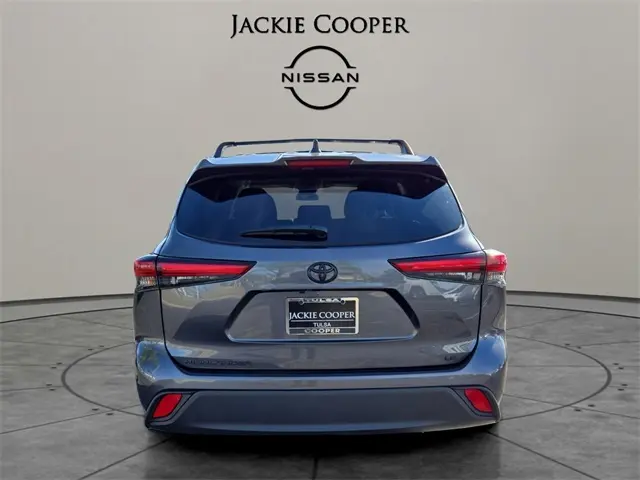 2023 Toyota Highlander LE photo 3