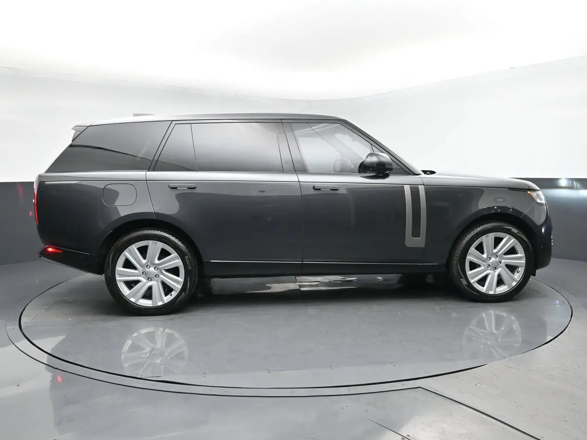 2023 Land Rover Range Rover SE photo 3