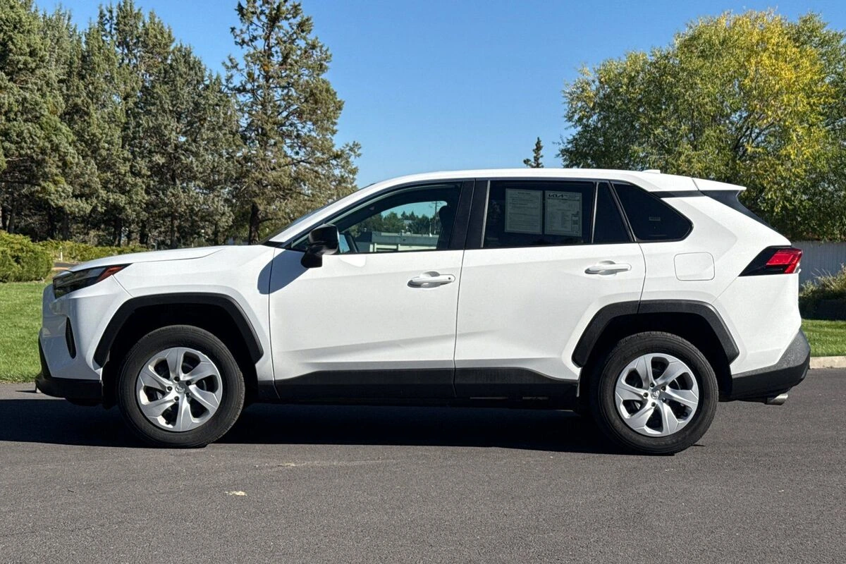 2025 Toyota RAV4 LE - Photo 7