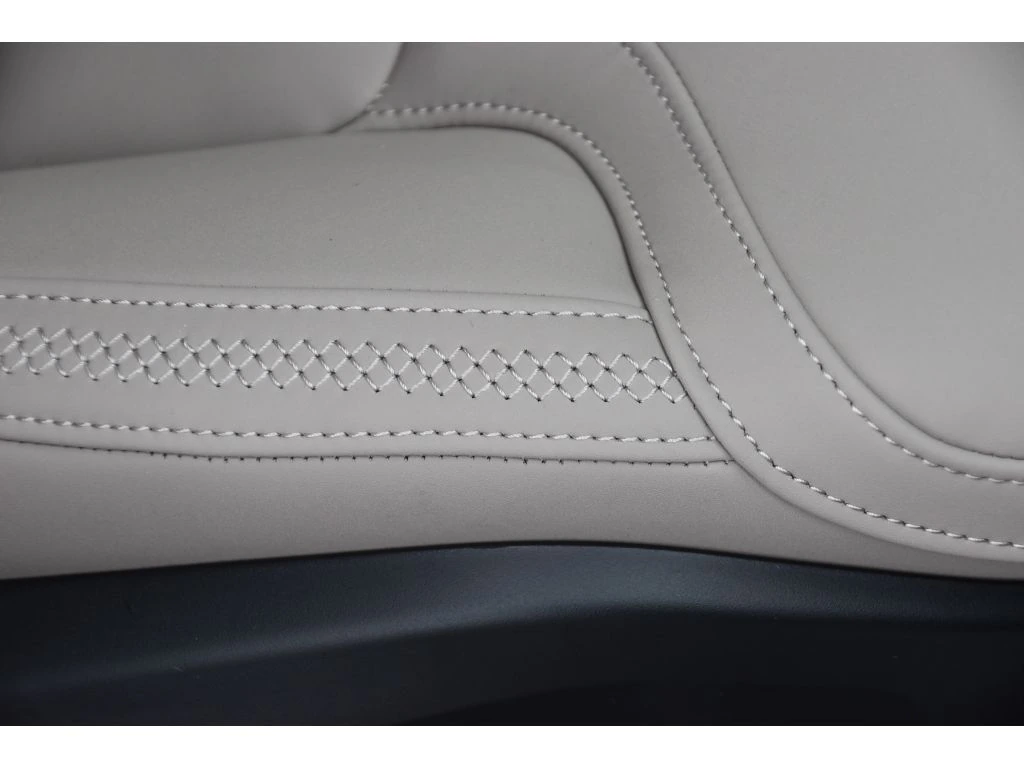 2026 Volvo - image 32