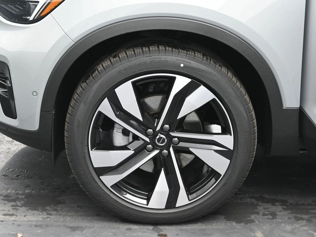 2025 Volvo - image 32
