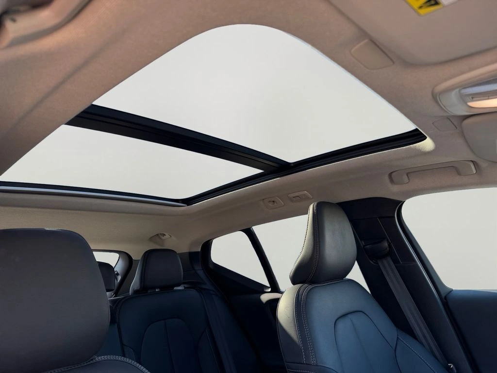 2025 Volvo - image 7