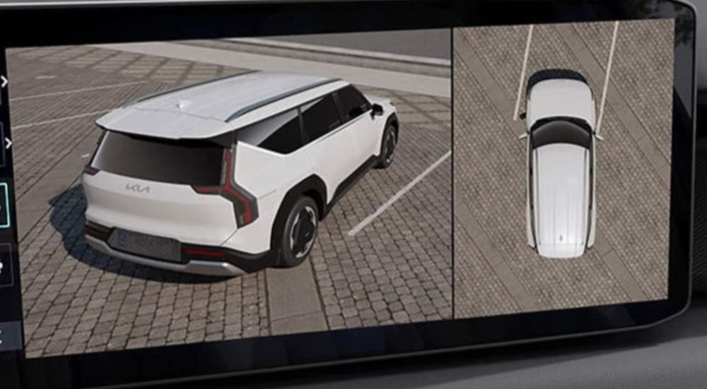 360 Surround view monitor featured on the infotainment screen in a 2025 Kia Sorento