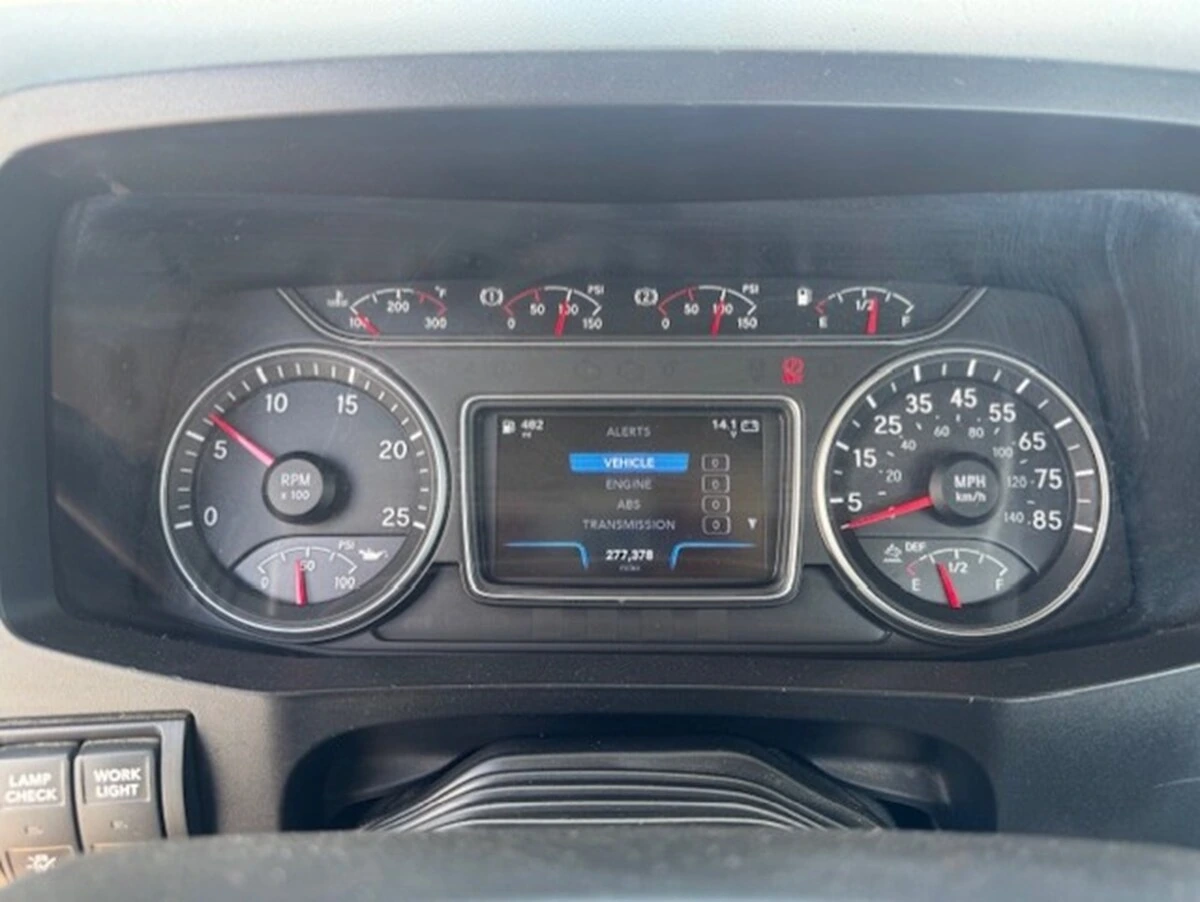 2019 International LT - image 8