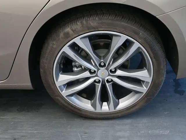 2024 Chevrolet Malibu Premier 2LT photo 11
