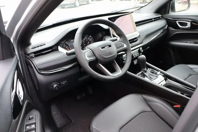 2025 Jeep Compass Latitude photo 8
