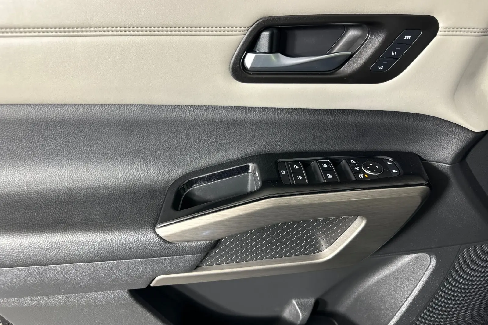 2022 Nissan Pathfinder Platinum photo 7