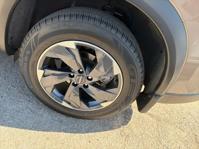 2024 Nissan Rogue SV photo 6