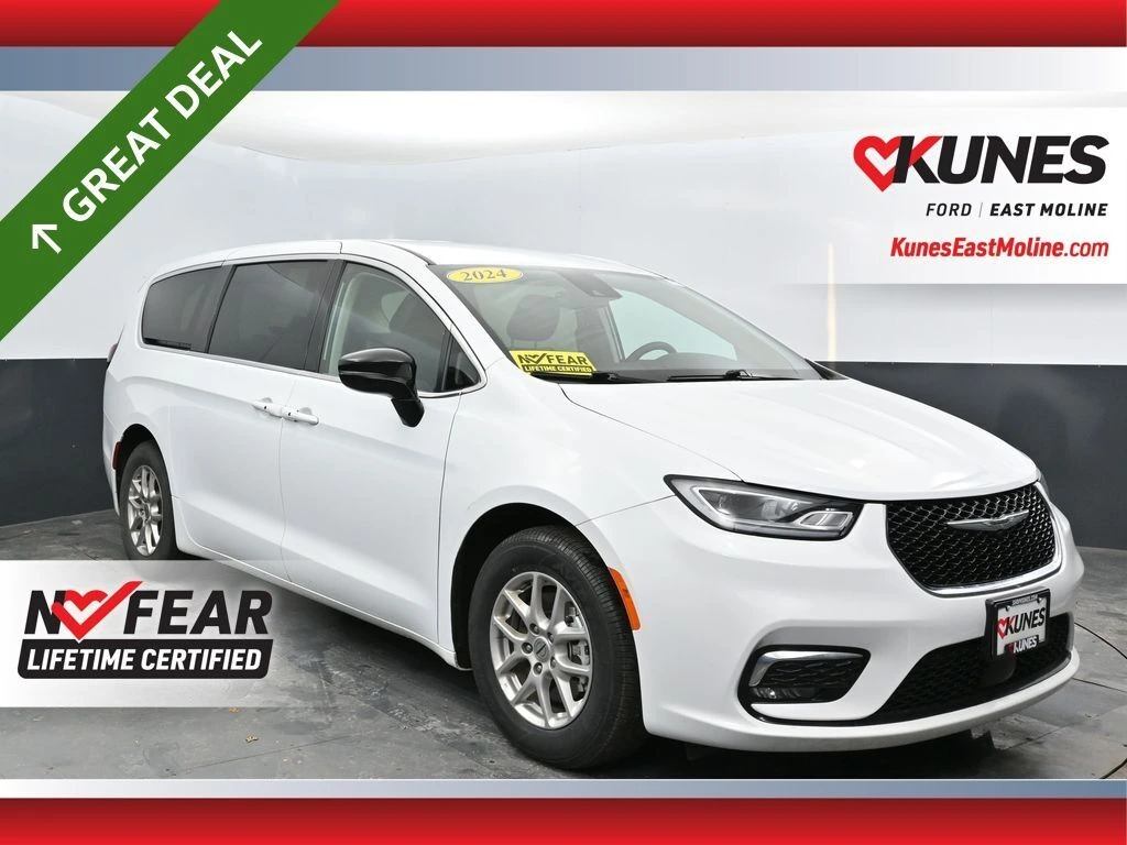 2024 Chrysler Pacifica Touring L's photo
