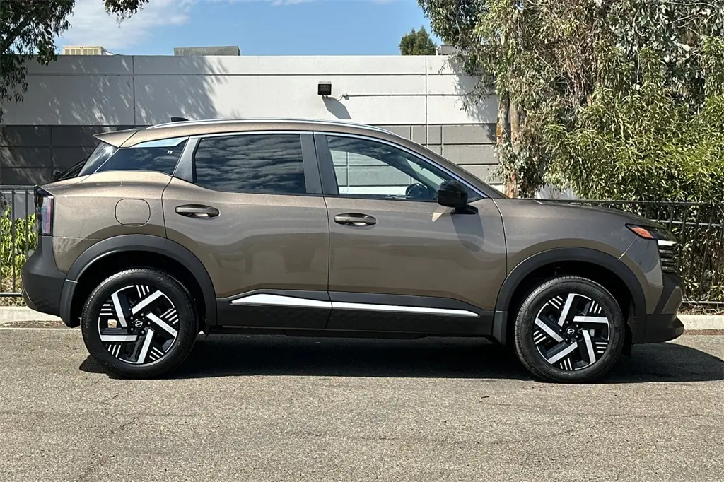 2026 Nissan Kicks SV photo 3