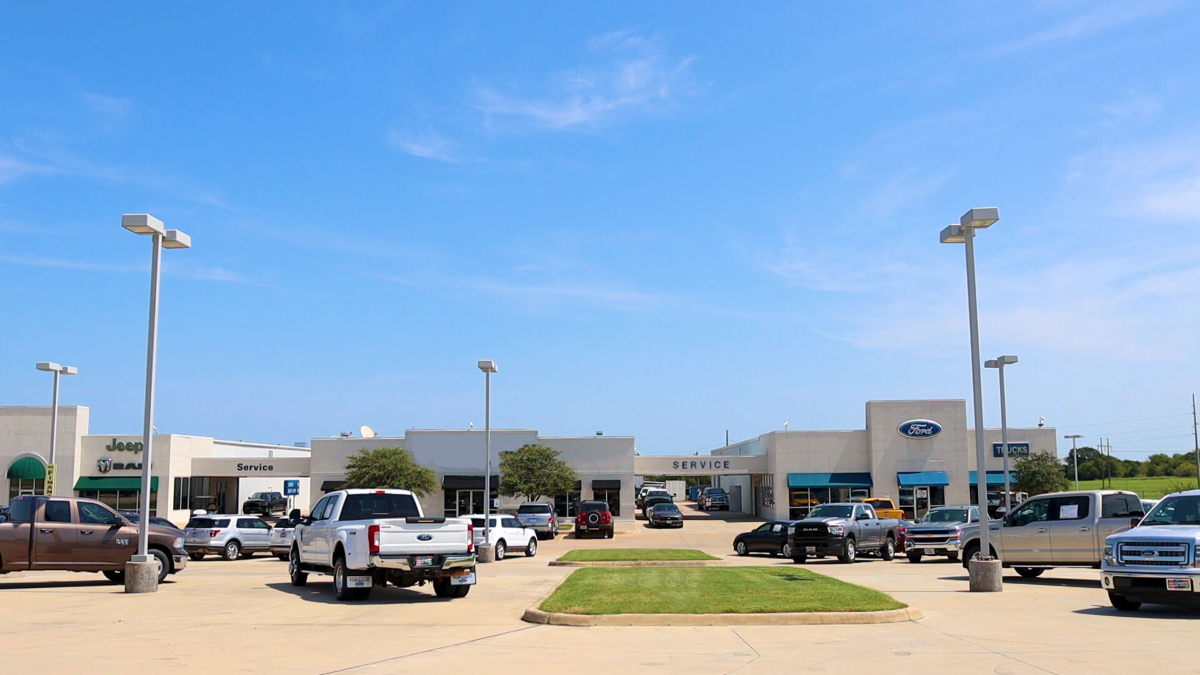 Concesionario Kory Hooks en Bowie, Texas, con camionetas Ford y Ram estacionadas al frente