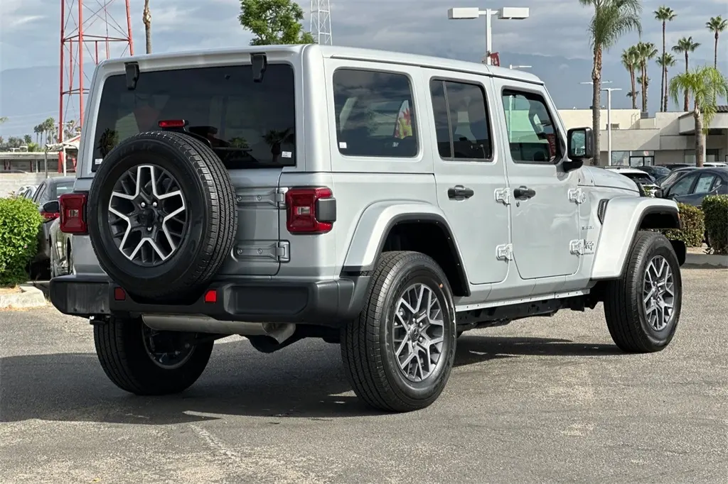 2024 Jeep Wrangler Sahara photo 3