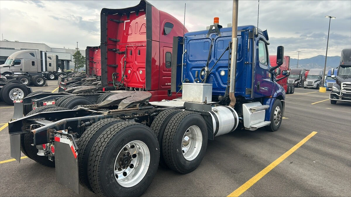 2020 Freightliner Cascadia — photo 5