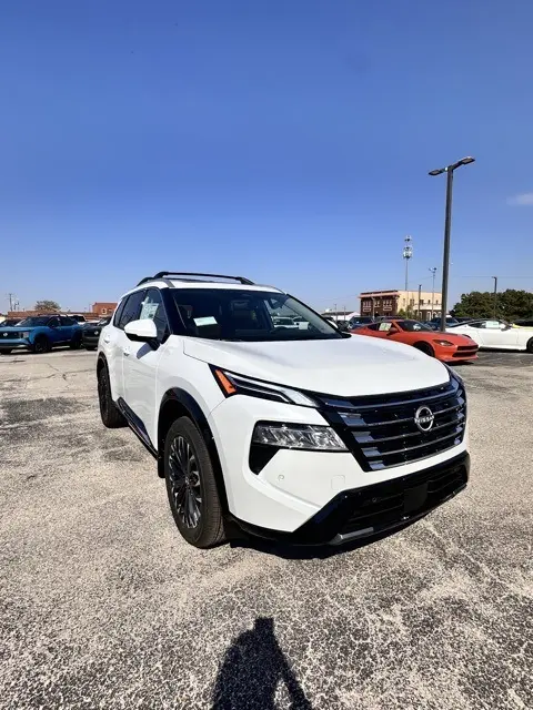 2026 Nissan Rogue Platinum photo 2